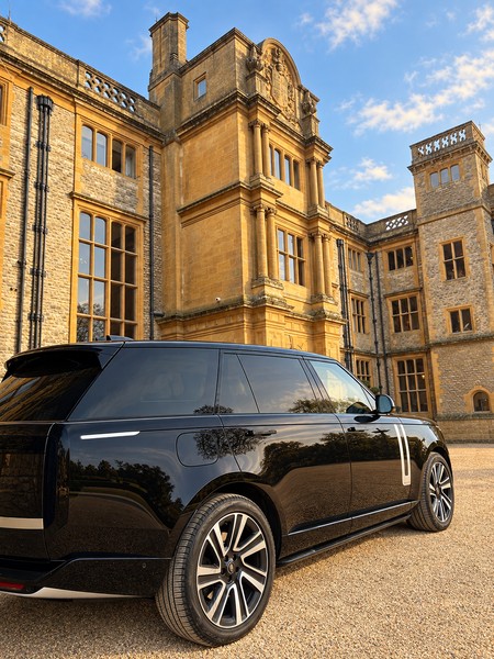Black Range Rover outside a country house